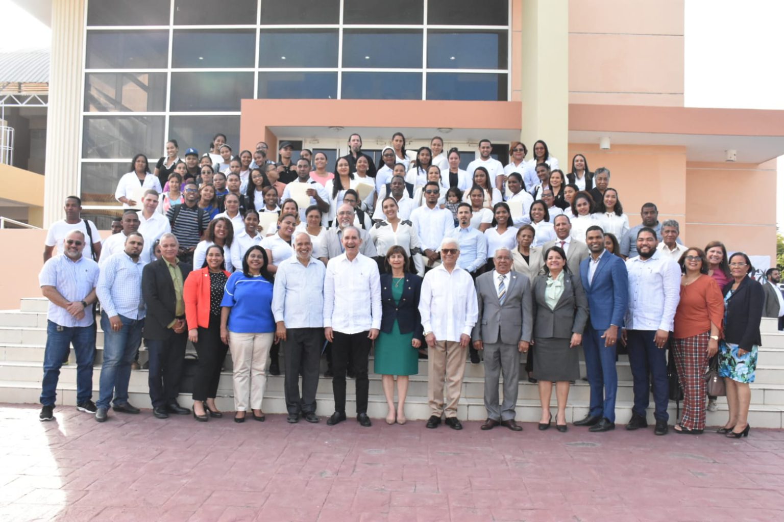 MESCYT entrega más de 40 becas nacionales a estudiantes de postgrado