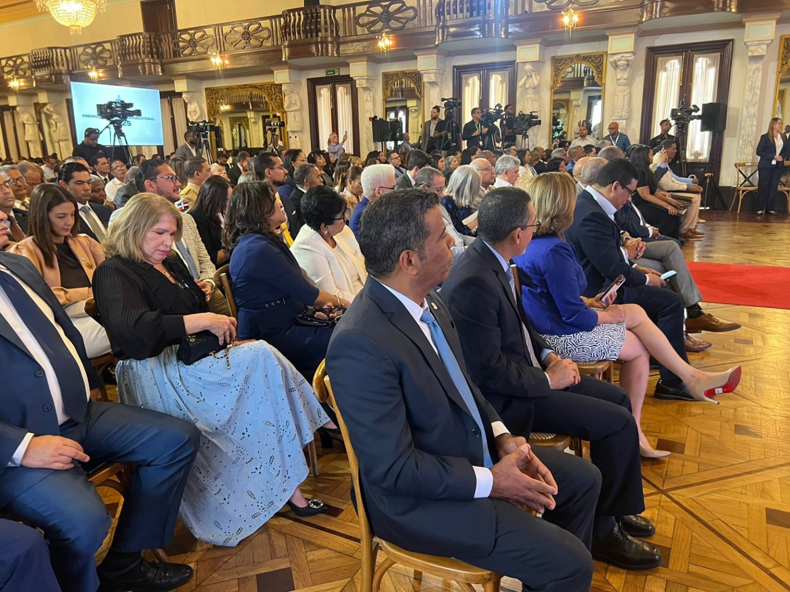 Gobierno entrega por cuarta vez “Premio a la Excelencia Docente en las ...