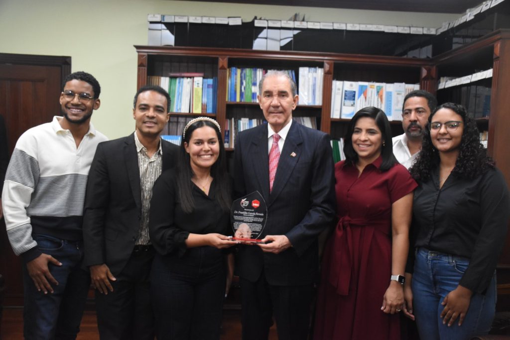Reconocen a García Fermín por su liderazgo y transparencia